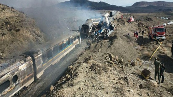 İki yolcu treni çarpıştı: 44 ölü