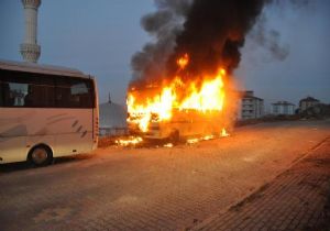 Park halindeki midibüs kül oldu