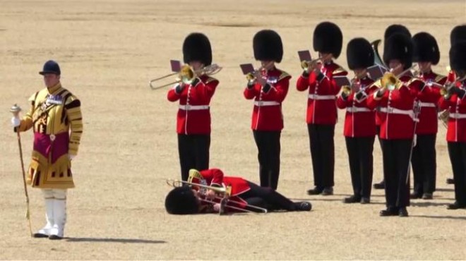 İngiliz muhafızlar törende sıcaktan bayıldı