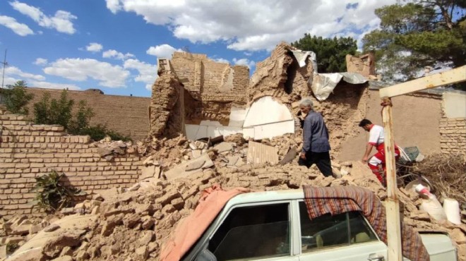 İran da 4,9 luk deprem: Ölü ve yaralılar var!
