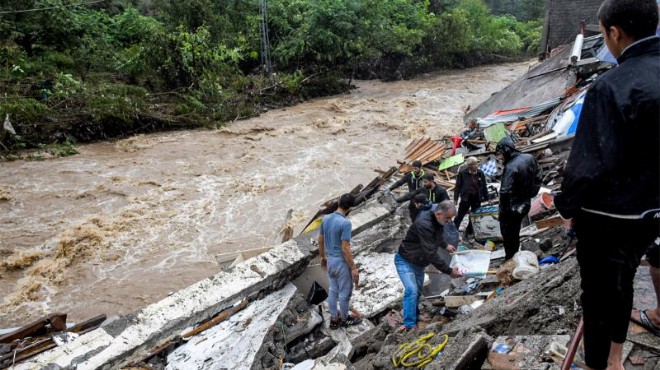 İran da nehir taştı: 15 kişi hayatını kaybetti