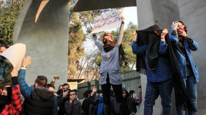 İran da protestolar sürüyor... Ölümler 250 yi geçti!