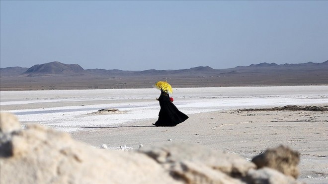 İran’daki tuz gölü küresel ısınma nedeniyle can çekişiyor