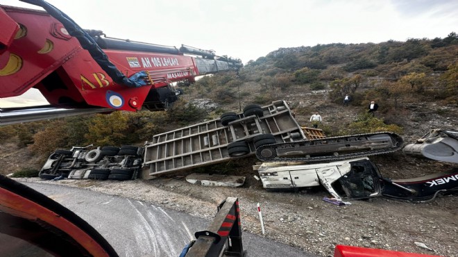 İş makinesi yüklü TIR devrildi: 2 kişi can verdi