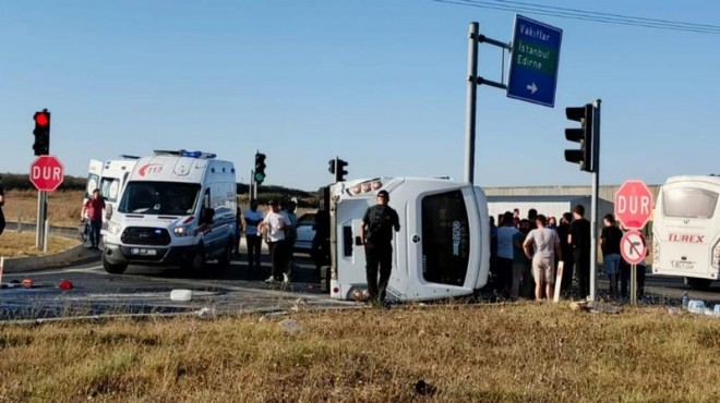 İşçi servisi ile hafif ticari araç çarpıştı: 12 yaralı