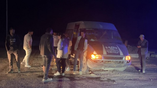 İşçileri taşıyan minibüs refüje çarptı: 7 yaralı