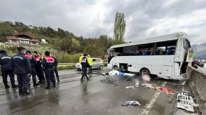 İşçileri taşıyan servis aracı devrildi: 2 ölü, 12 yaralı!