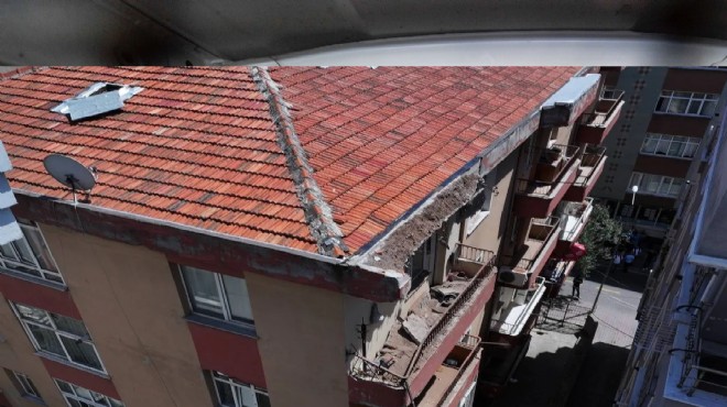 İstanbul da 4 katlı binanın çatısında çökme!