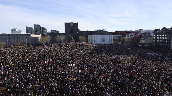 İzlanda da kadınlar 24 saatlik greve gitti