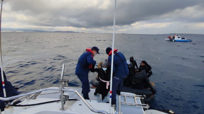 İzmir açıklarında denize atılan göçmenler kurtarıldı