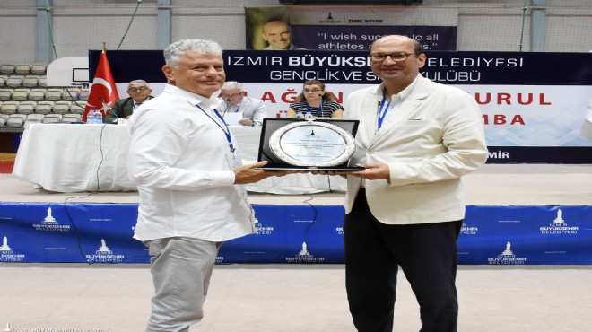 İzmir Büyükşehir Belediyesi Gençlik ve Spor Kulübü nde bayrak değişimi