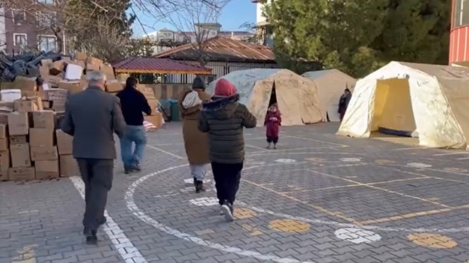 İzmir Büyükşehir Belediyesi ilk çadırkentini kurdu!