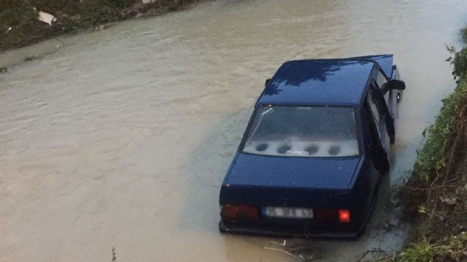 İzmir de arabayı çalıp dereye attılar!