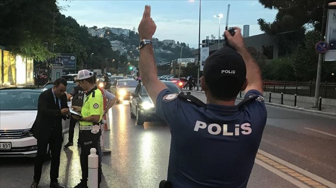 İzmir de çeşitli suçlardan aranan 3 kişi yakalandı