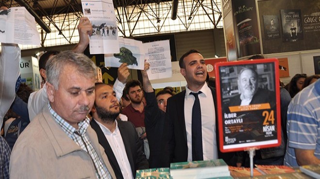 İzmir de CHP li gençlerden yazar Armağan a protesto!