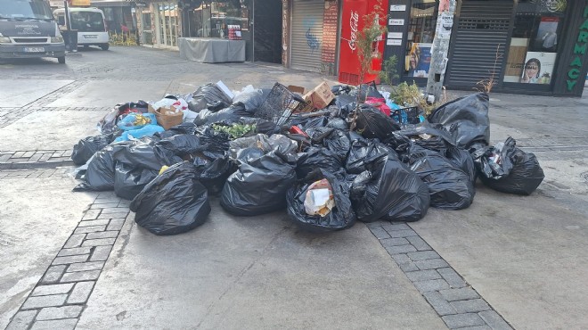 İzmir de çöp krizi... Sendikadan büyükşehire  masa  çağrısı!