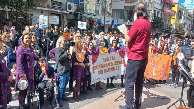 İzmir de Dünya Tiyatro Günü coşkuyla kutlandı