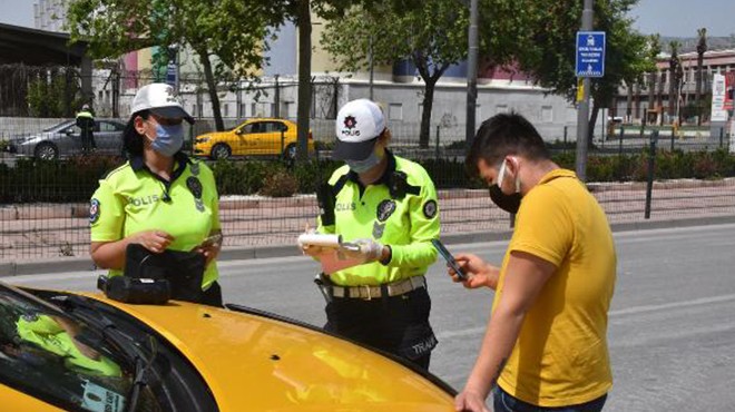İzmir de ehliyetsiz taksici denetimlere takıldı