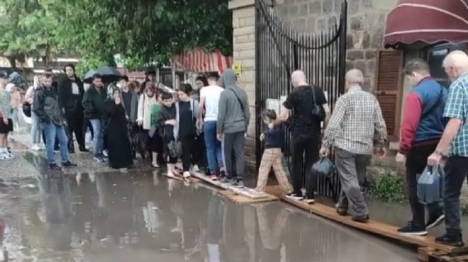 İzmir de etkili sağanak yağış!