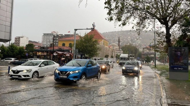 İzmir de etkili sağanak yağış!