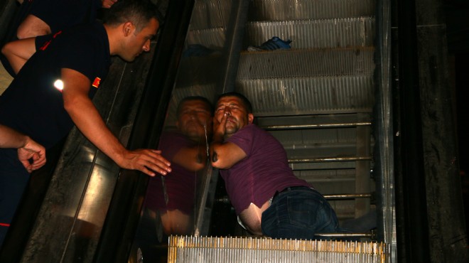 İzmir de faciadan dönüldü: Yürüyen merdivende can pazarı