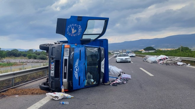 İzmir de feci kaza...  Kamyonet devrildi, 2 yaralı!