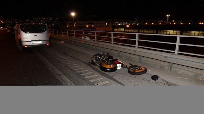 İzmir de feci kaza: Motosikletle kamyonet çarpıştı!
