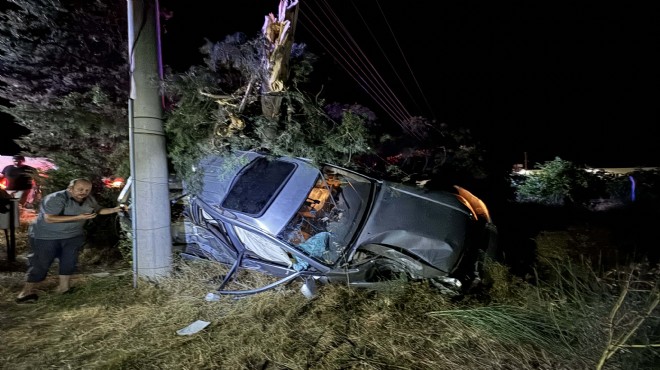 Önce direğe, sonra ağaca çarptı... İzmir de acı son!