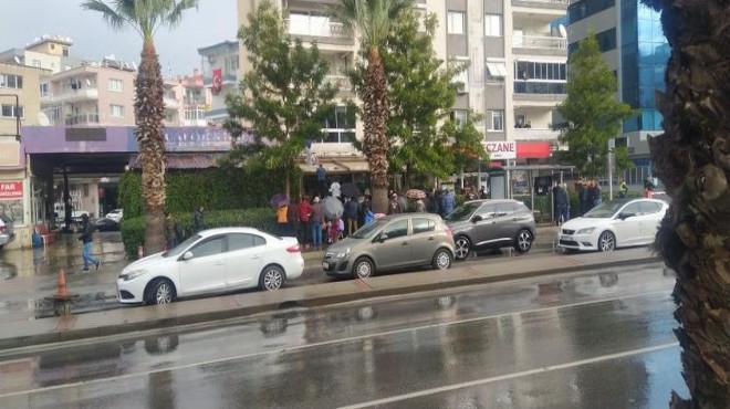 İzmir’de film gibi bir an… Balkondan tenteye düştü!