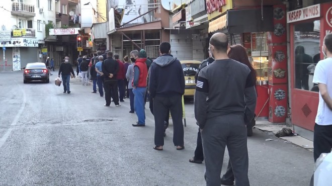 İzmir de fırın önlerinde  pide  kuyruğu