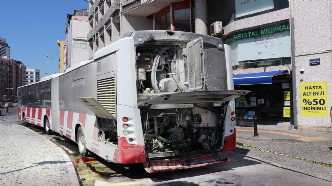 İzmir de göbeğinde endişe veren olay... Otobüsün motoru patladı!