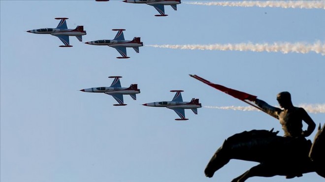 İzmir de gözler gökyüzündeydi: Solo Türk tasarrufa takıldı!