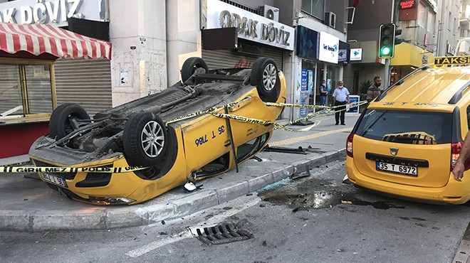 İzmir de iki taksi çarpıştı: Kaldırıma çıkıp takla attı!