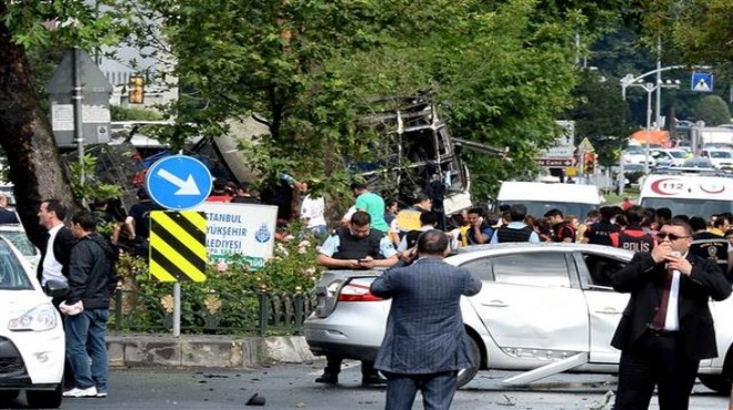 İzmir’de ‘İstanbul’ yası: Teröre lanet yağdı!