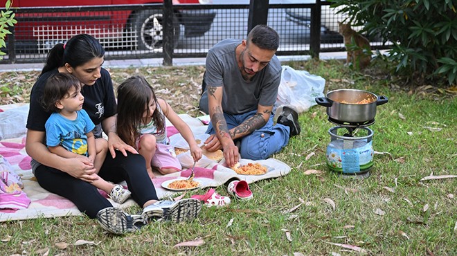 İzmir de kiracı ailenin yürek burkan dramı... Evsiz, barksız, yarınsız!