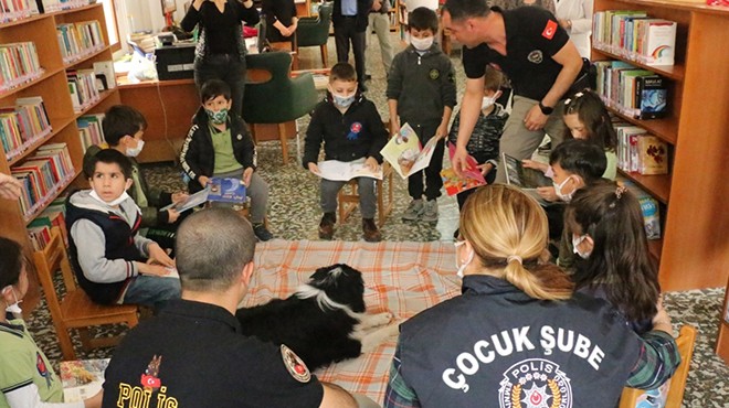 İzmir de kitapsever öğrenciler polis köpekleriyle eğlendi