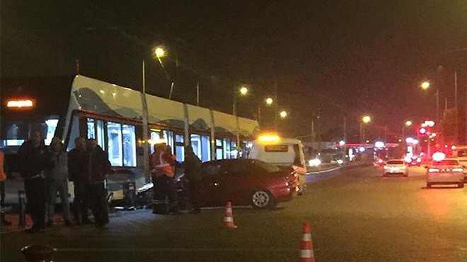 İzmir de korkutan kaza: Virajı alamayınca tramvaya tosladı!