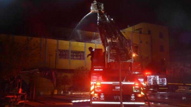 İzmir de korkutan yangın: Fabrika kül oldu!