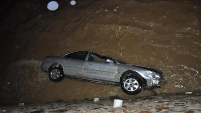 İzmir’de otomobil su kanalına düştü!