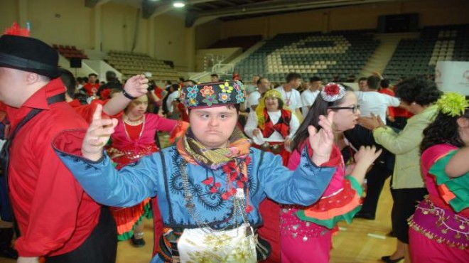 İzmir de özel sporculardan görkemli açılış