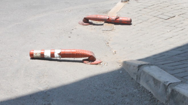 İzmir’de park terörü: Plastik direkleri ezdiler!