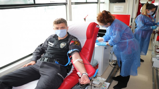 İzmir de polisler kan bağışında bulundu