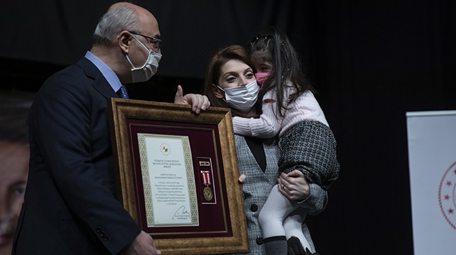 İzmir de şehit ailelerine ve gazilere övünç madalyası