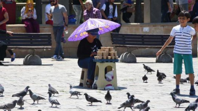 İzmir de şemsiyeler güneşten korunmak için açıldı