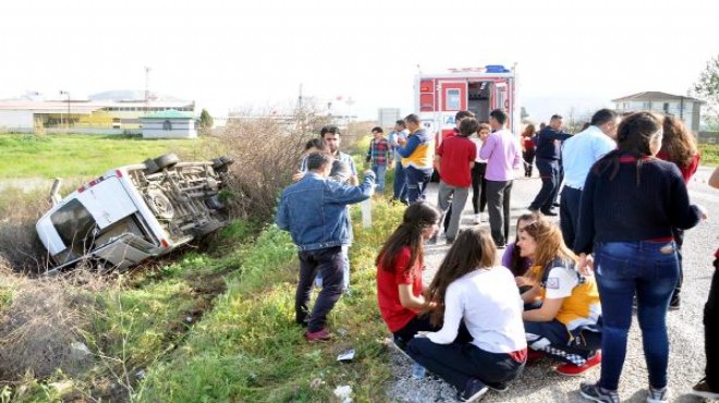 İzmir’de servis minibüsü devrildi: 13 yaralı