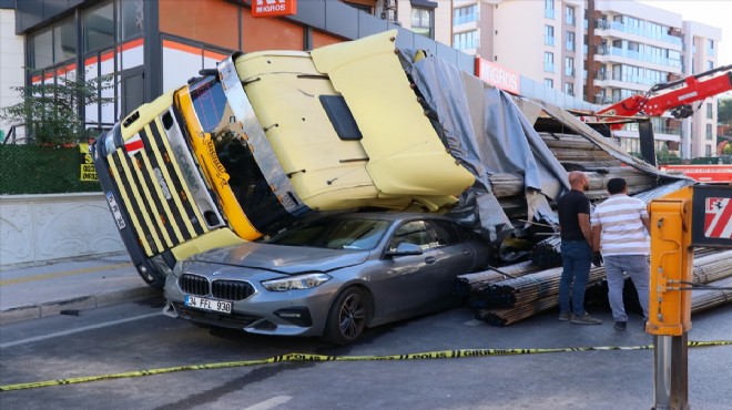 Otomobiller kağıt gibi ezildi... İzmir de TIR dehşeti!