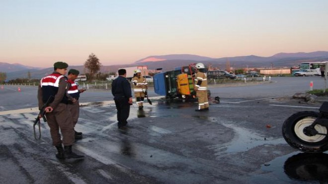 İzmir’de traktörle otomobil çarpıştı: 4 yaralı