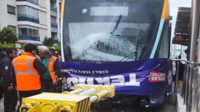 İzmir de tramvay kazası: Durdurucuya çarptı!