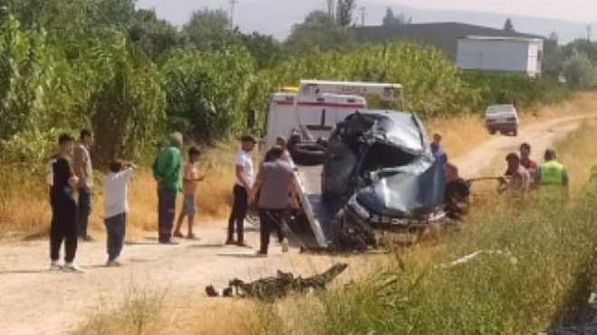 İzmir de tren otomobili biçti: 3 ölü!