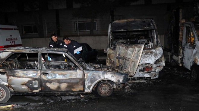 İzmir de yangın: 4 araç alev topuna döndü!